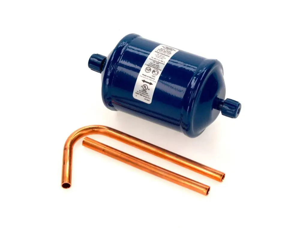 Blauer Filter mit zwei Kupferrohren, das unter anderem von Bosch verwendet wird. Der Filter hat zwei Anschlussköpfe zum Verbinden mit anderen Komponenten.